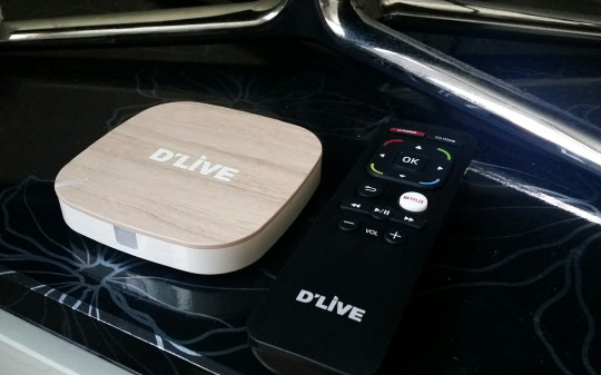 딜라이브 플러스와 리모콘.